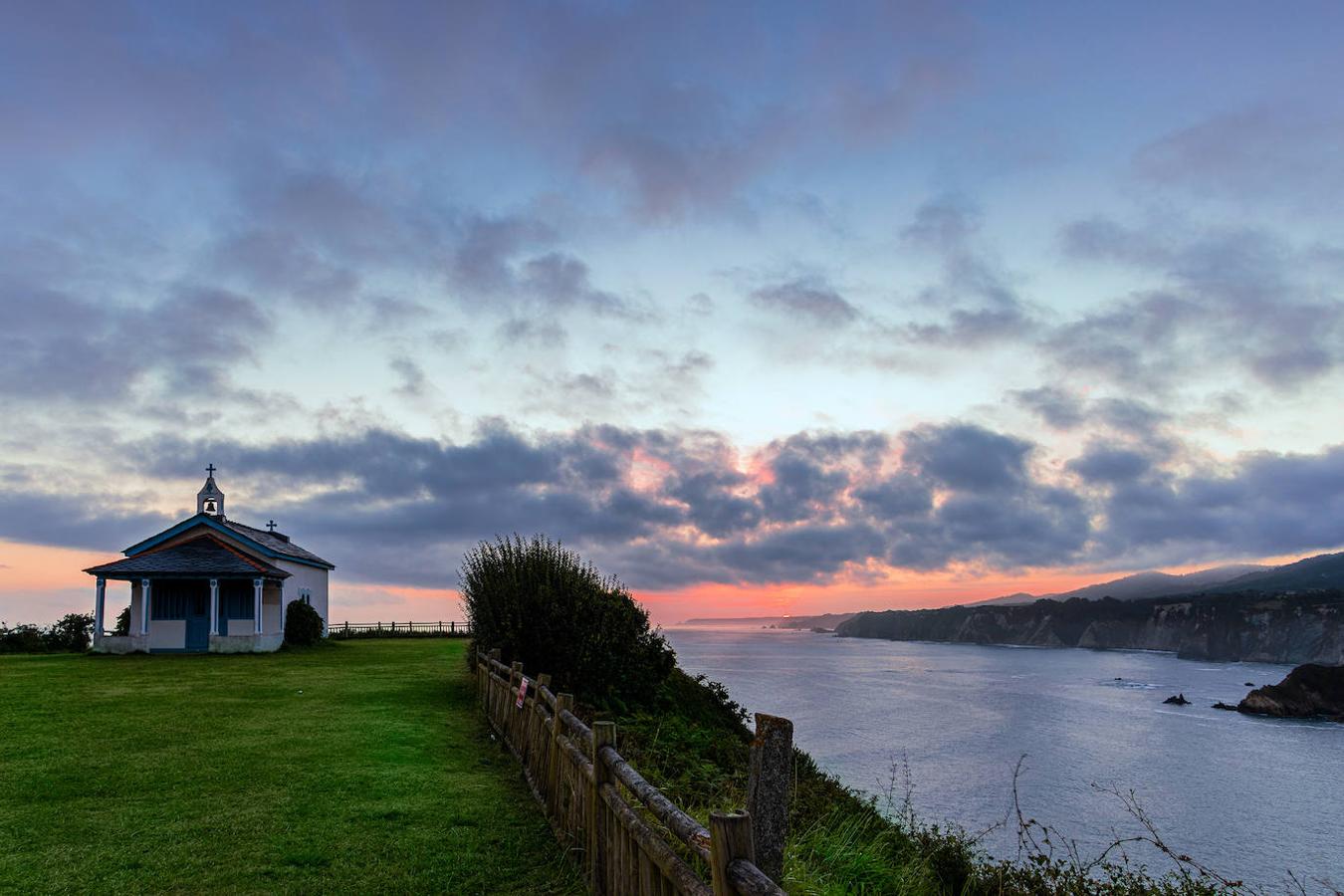 Mirador de la Regalina: Este mirador se encuentra en la costa occidental de Asturias y a pocos minutos del bonito pueblo de Cadavedo, a mitad de camino entre Luarca y Cudillero. En él encontrarás dos hórreos y una ermita pintada en azul y blanco que fue construida en 1931, desde ella tendrás la mejor imagen de los acantilados, de las playas y del Cantábrico. Un privilegiado mirador desde el que tu vista también podrá alcanzar los cabos Busto y Vidio, con la playa de Cadavedo (Ribeirona) como gran protagonista.