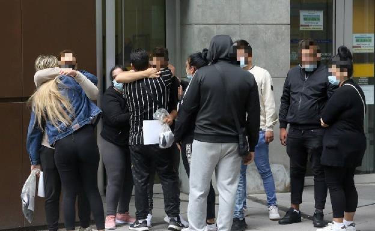 Los padres del pequeño Noé, arropados durante su paso por el juzgado, de donde salieron en libertad con cargos.