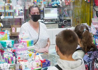 Imagen secundaria 1 - Bárbara González, tienda de regalos Jesús en Avilés y Mario González Molina, socorrista en la piscina de Caborana