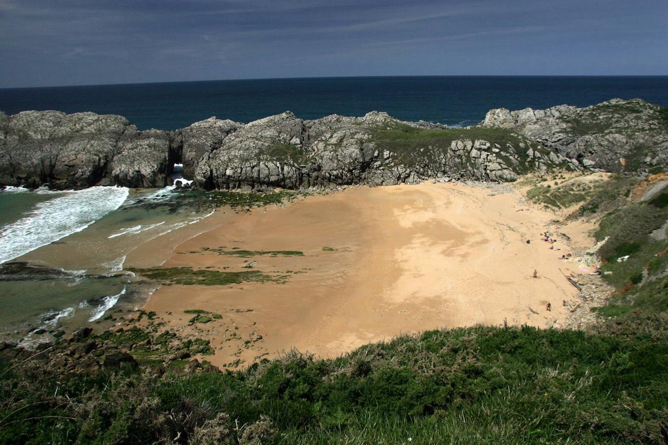 Playa de Somocuevas: Esta playa nudista situada en Liencres y cerca de la ciudad de Santander, es una playa dividida por las rocas en dos mitades. Un entorno protegido del oleaje por sus propios acantilados y en la que también puede disfrutarse de las mejores vistas a la costa. 