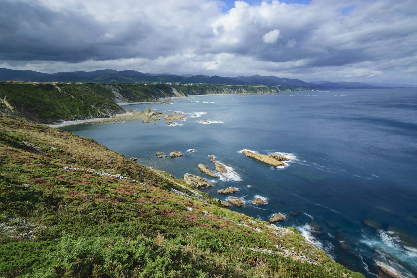 Cabo Vidio: Muy cerca de la Playa del Silencio en Cudillero, existe otro tesoro igual de espectacular: los acantilados y el faro de Cabo Vidio. Se trata del segundo punto más septentrional de Asturias y desde el que, además de la mejor imagen del Cantábrico, también verás el Cabo Peñas y en días despejados incluso Estaca de Bares.