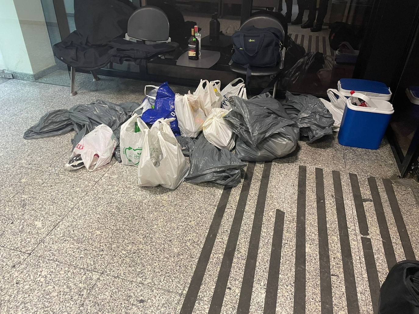 Parte de las botellas de alcohol incautadas 