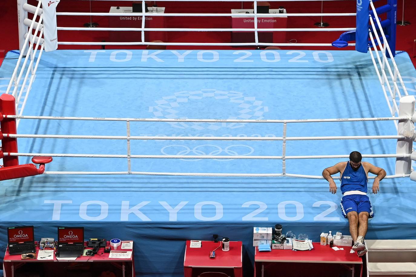 Imagen principal - Mourad Aliev en el combate en el que fue descalificado.