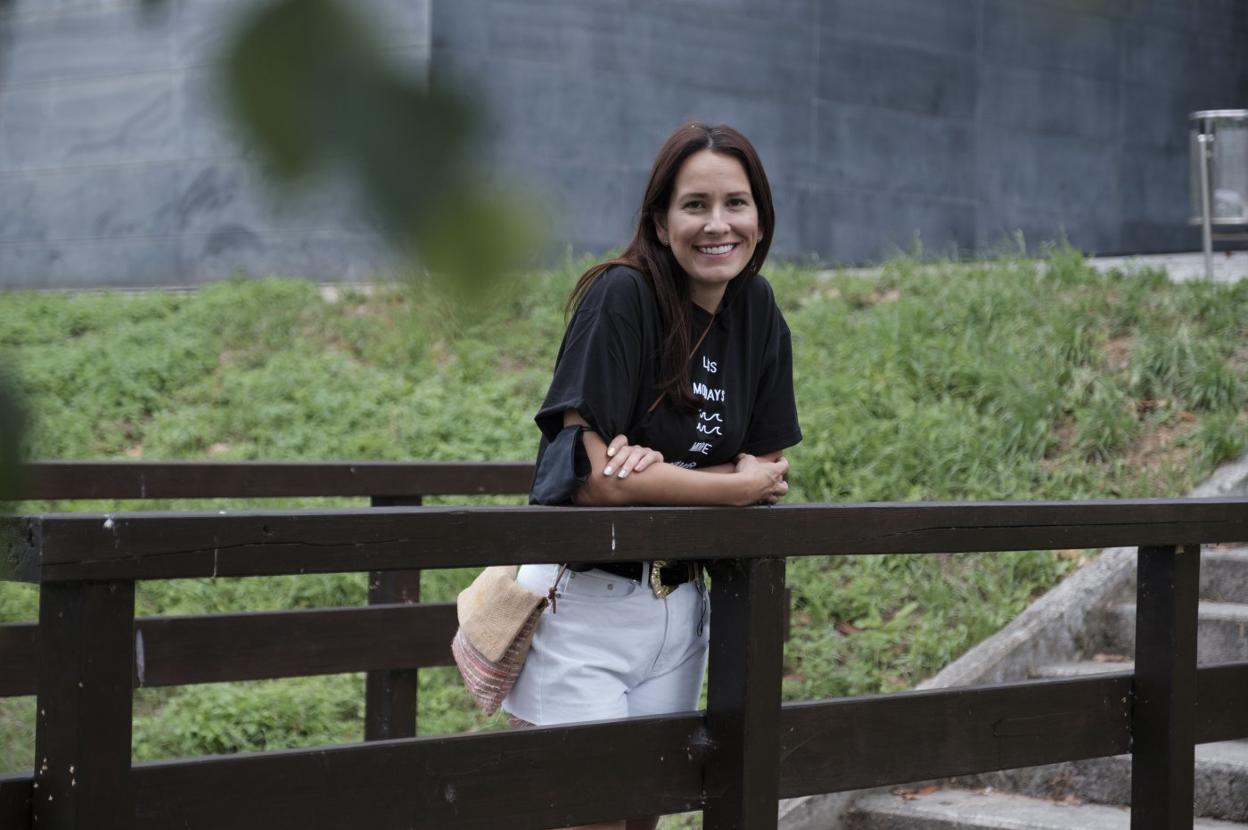 Celia, la esposa de Saúl Craviotto, en el parque fluvial. 