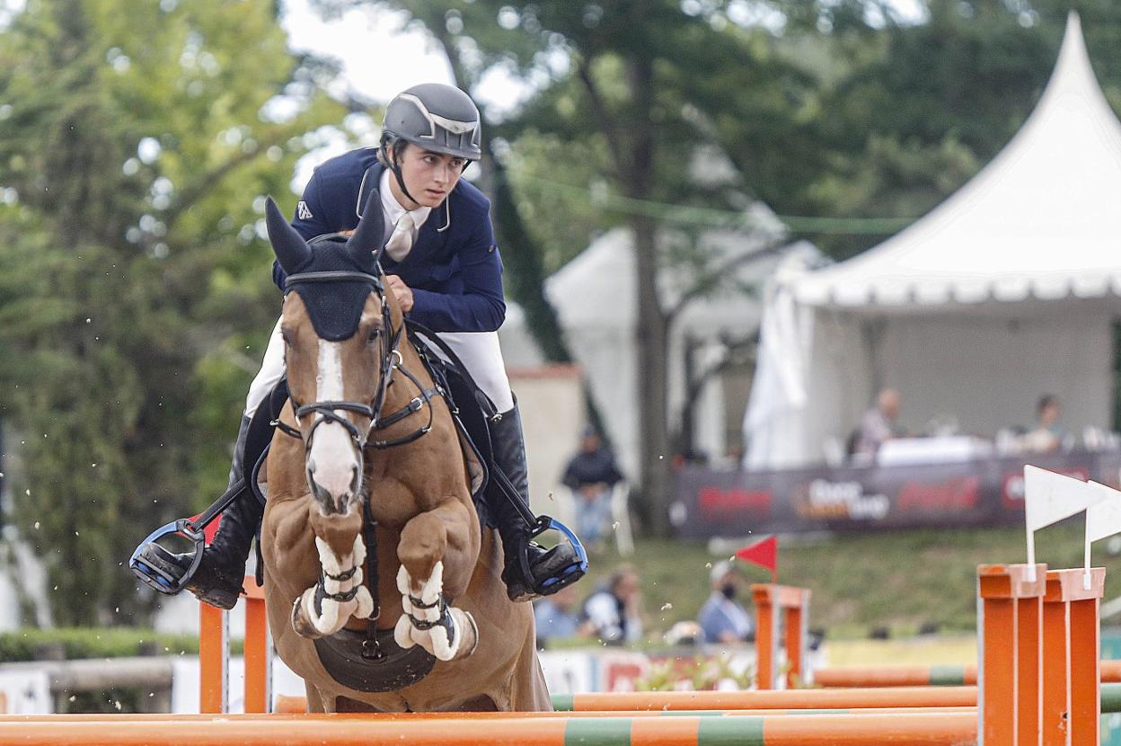 Alejandro Álvarez supera un obstáculo a lomos de 'Little Chaps'. 