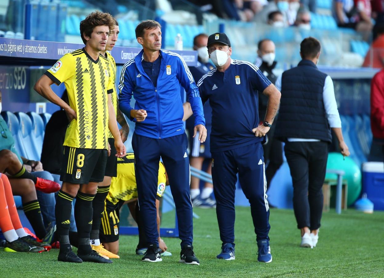 Ziganda sigue el juego mientras da instrucciones a Sangalli y Jirka. 