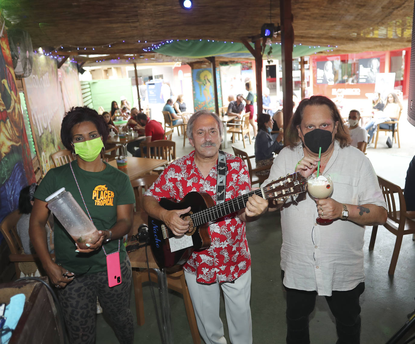 Hay mono de Feria y se nota. En la cola para entrar. Y en la animación de las calles y pabellones, donde reinó la música y el buen ambiente, pese a que algunos participantes se siguen quejando de que la caja no es la de otros años.