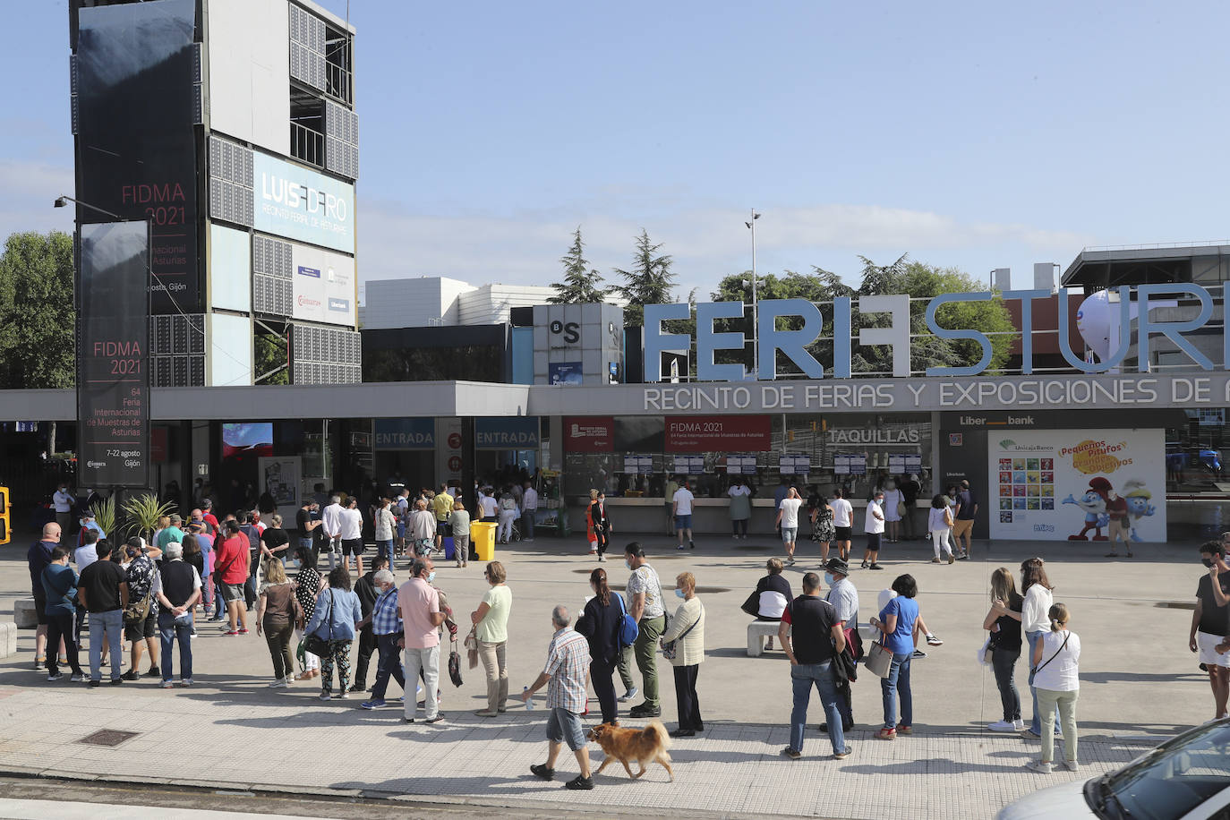 Hay mono de Feria y se nota. En la cola para entrar. Y en la animación de las calles y pabellones, donde reinó la música y el buen ambiente, pese a que algunos participantes se siguen quejando de que la caja no es la de otros años.