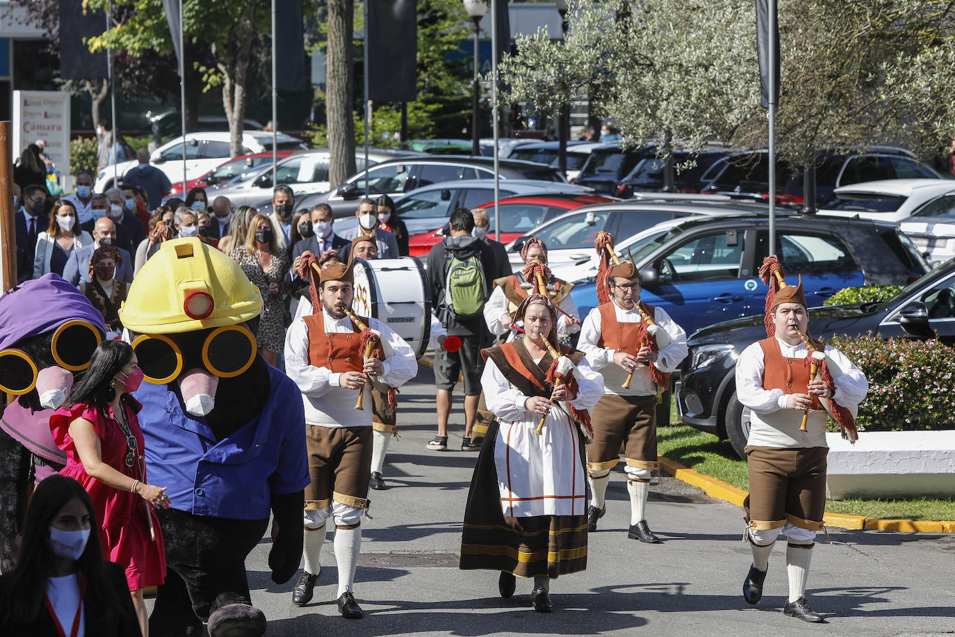 Hay mono de Feria y se nota. En la cola para entrar. Y en la animación de las calles y pabellones, donde reinó la música y el buen ambiente, pese a que algunos participantes se siguen quejando de que la caja no es la de otros años.