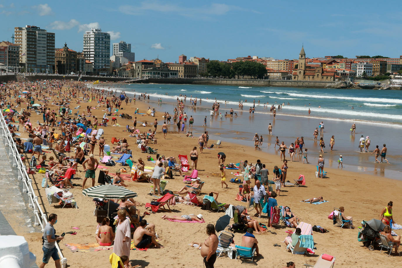 Asturias disfruta de otro domingo al sol que consigue gran concurrencia en muchas playas de la región. En las imágenes, visitantes de playas en Gijón y Candás. 