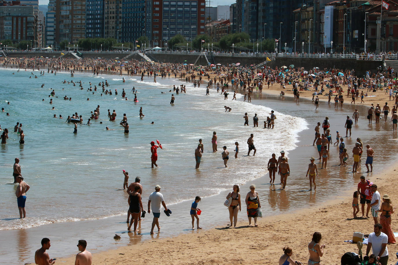 Asturias disfruta de otro domingo al sol que consigue gran concurrencia en muchas playas de la región. En las imágenes, visitantes de playas en Gijón y Candás. 