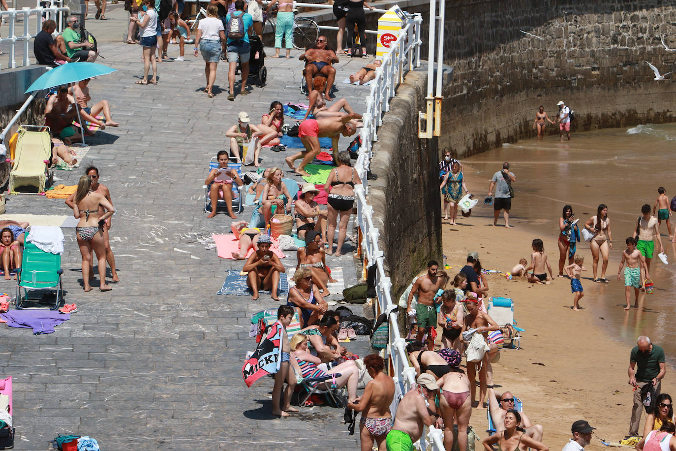 Asturias disfruta de otro domingo al sol que consigue gran concurrencia en muchas playas de la región. En las imágenes, visitantes de playas en Gijón y Candás. 