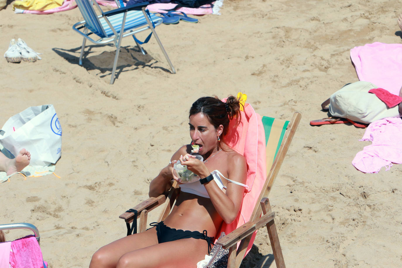 Asturias disfruta de otro domingo al sol que consigue gran concurrencia en muchas playas de la región. En las imágenes, visitantes de playas en Gijón y Candás. 