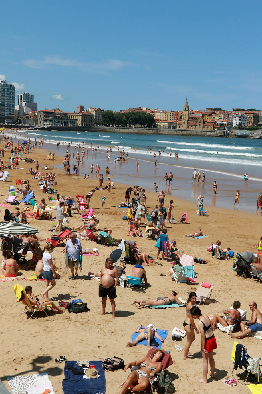 Asturias disfruta de otro domingo al sol que consigue gran concurrencia en muchas playas de la región. En las imágenes, visitantes de playas en Gijón y Candás. 