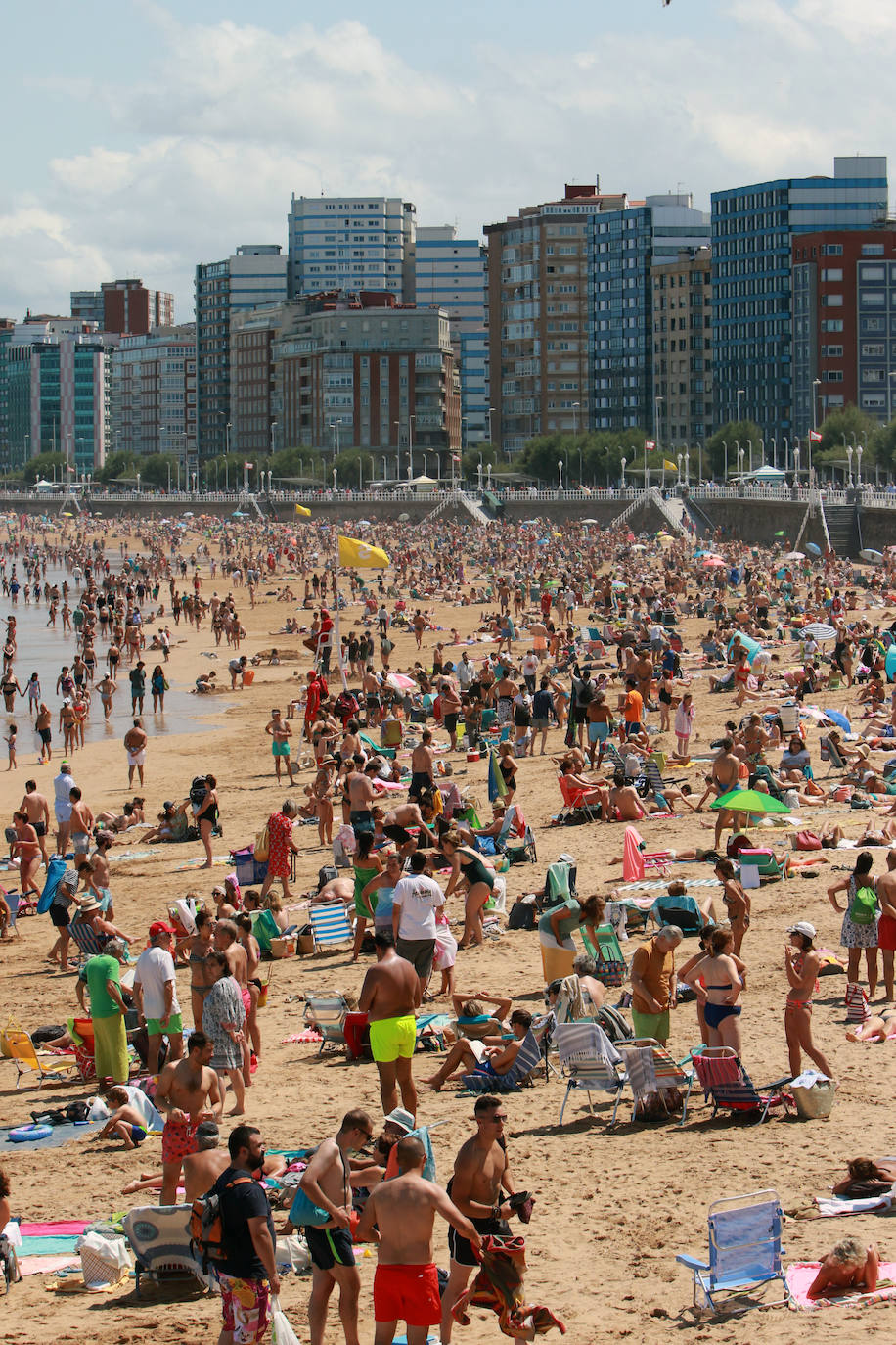 Asturias disfruta de otro domingo al sol que consigue gran concurrencia en muchas playas de la región. En las imágenes, visitantes de playas en Gijón y Candás. 