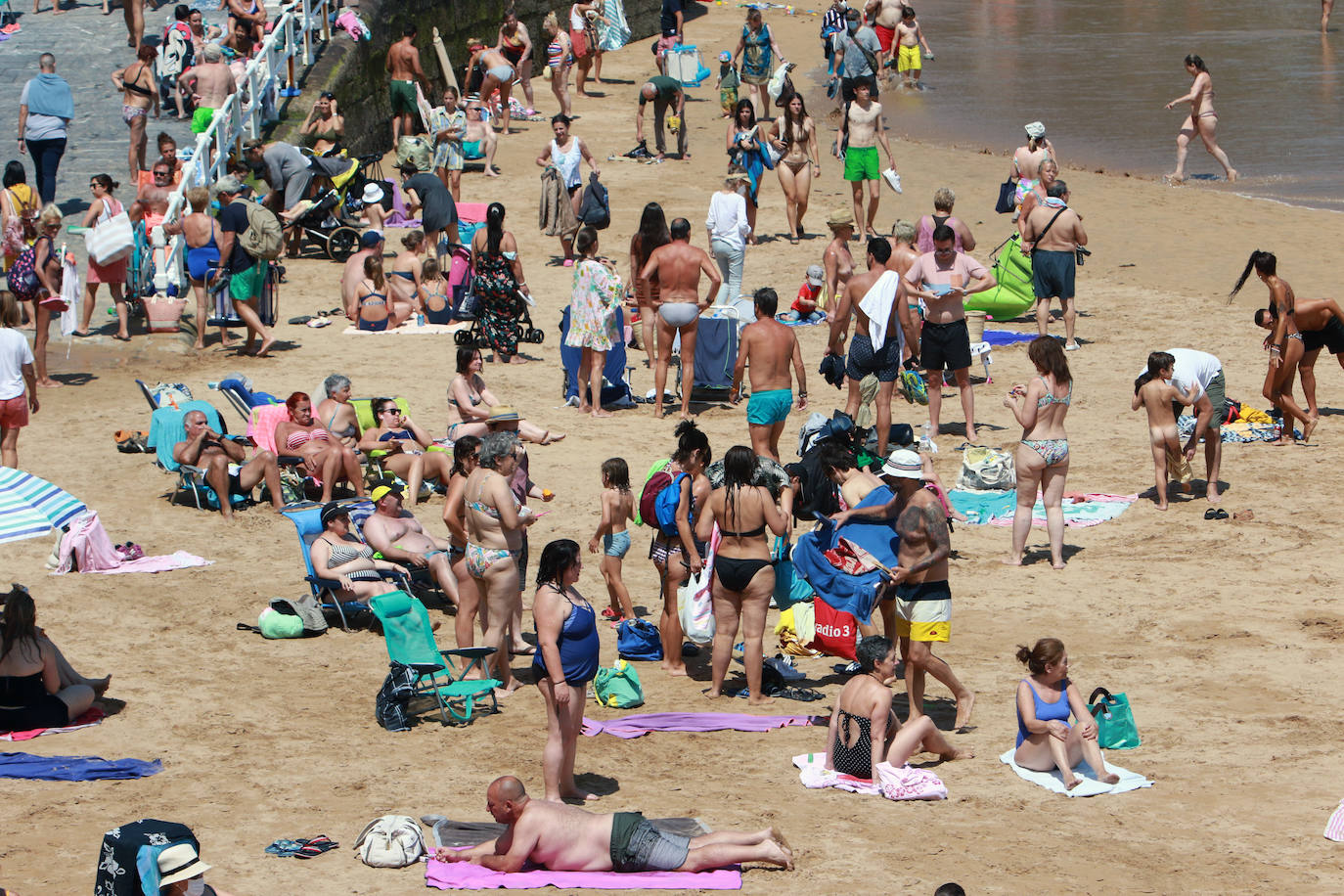 Asturias disfruta de otro domingo al sol que consigue gran concurrencia en muchas playas de la región. En las imágenes, visitantes de playas en Gijón y Candás. 