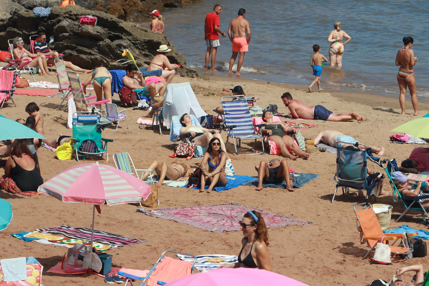 Asturias disfruta de otro domingo al sol que consigue gran concurrencia en muchas playas de la región. En las imágenes, visitantes de playas en Gijón y Candás. 