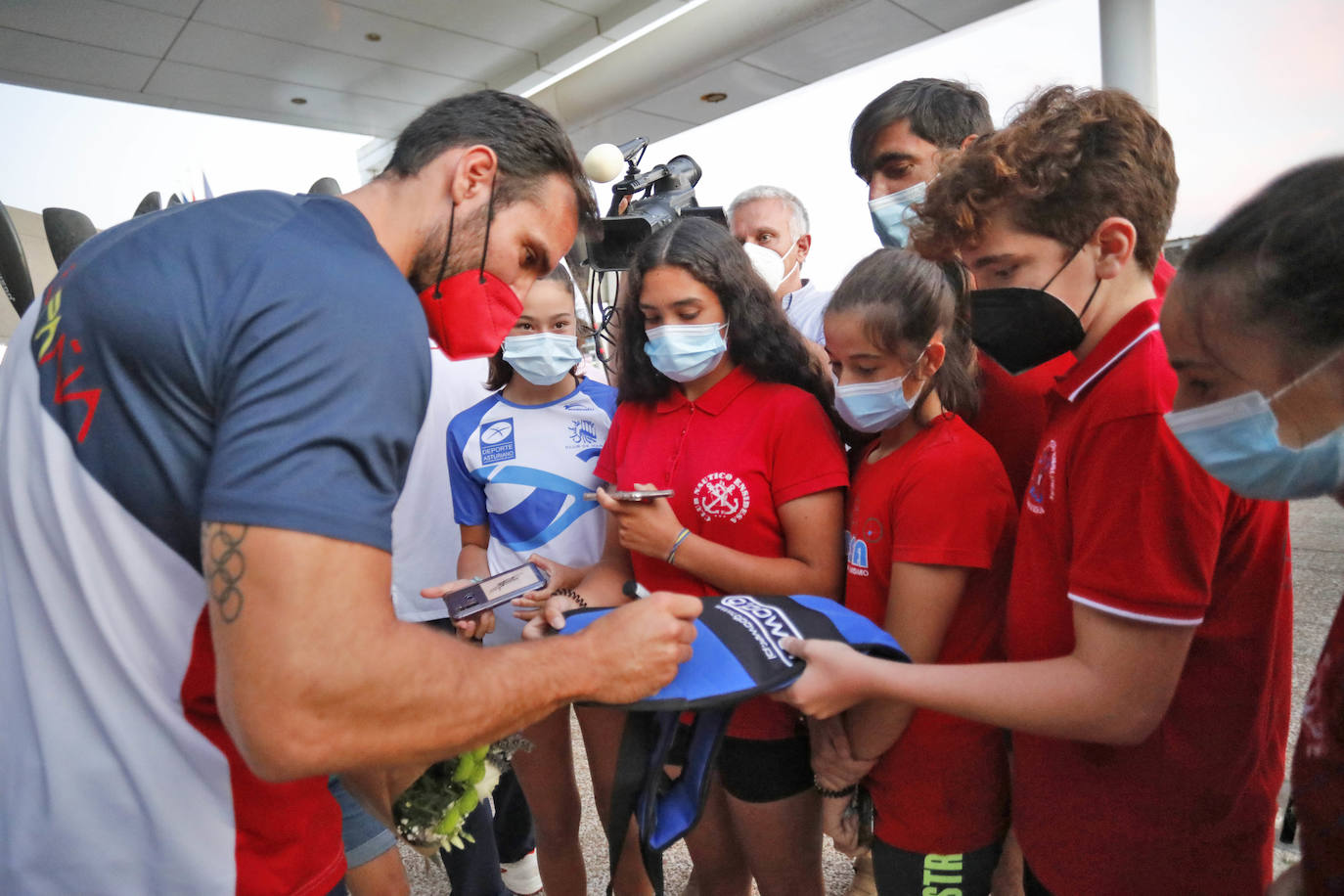 El deportista, afincado en Gijón, ya apunta a 2024, donde puede superar con un sexto metal al también piragüista David Cal, con quien comparte ser el olímpico español más laureado.