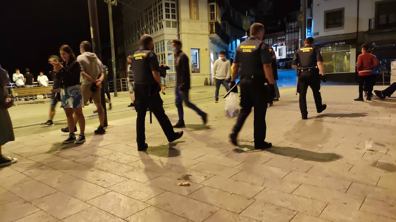 Agentes en el puente de Llanes, donde se les tiró una botella. xuan cueto.