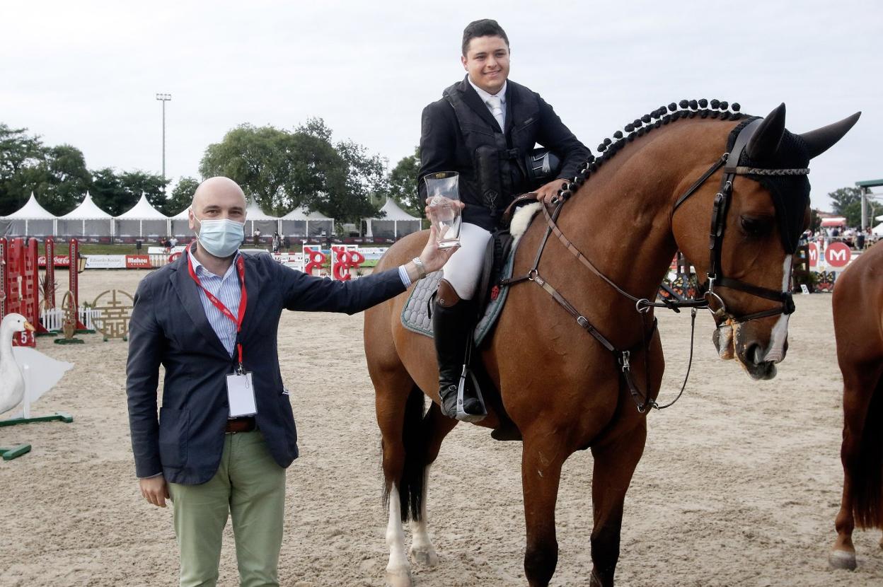 Diego Oliveira entrega a Javier Gutiérrez Rilo el trofeo EL COMERCIO como mejor asturiano clasificado en el Gran Premio. 