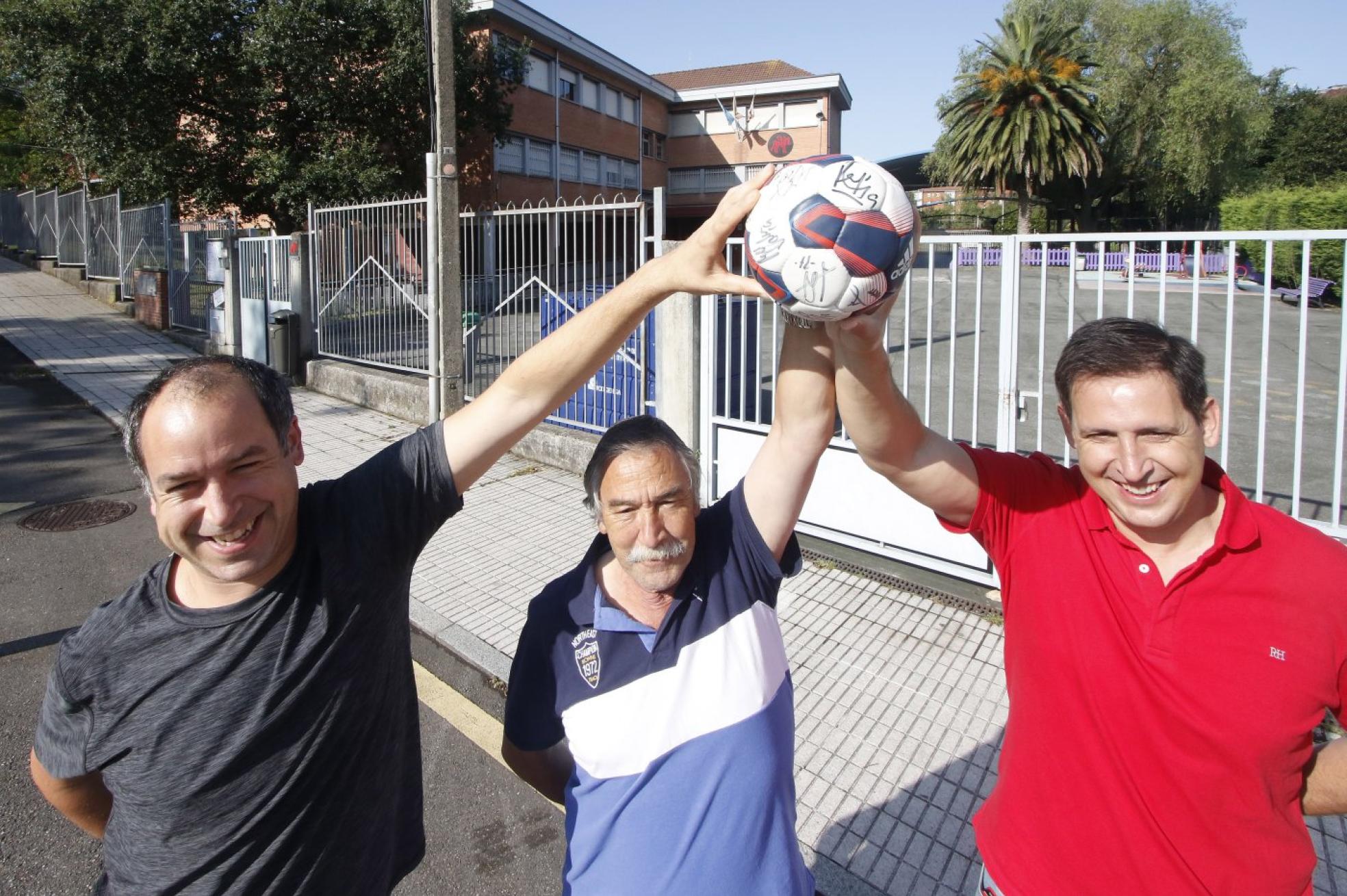 t Sergio Monjardín, Gelu Hernández y Chechu Monjardí, frente a la pista hermanos Entrerríos del Colegio Noega. 