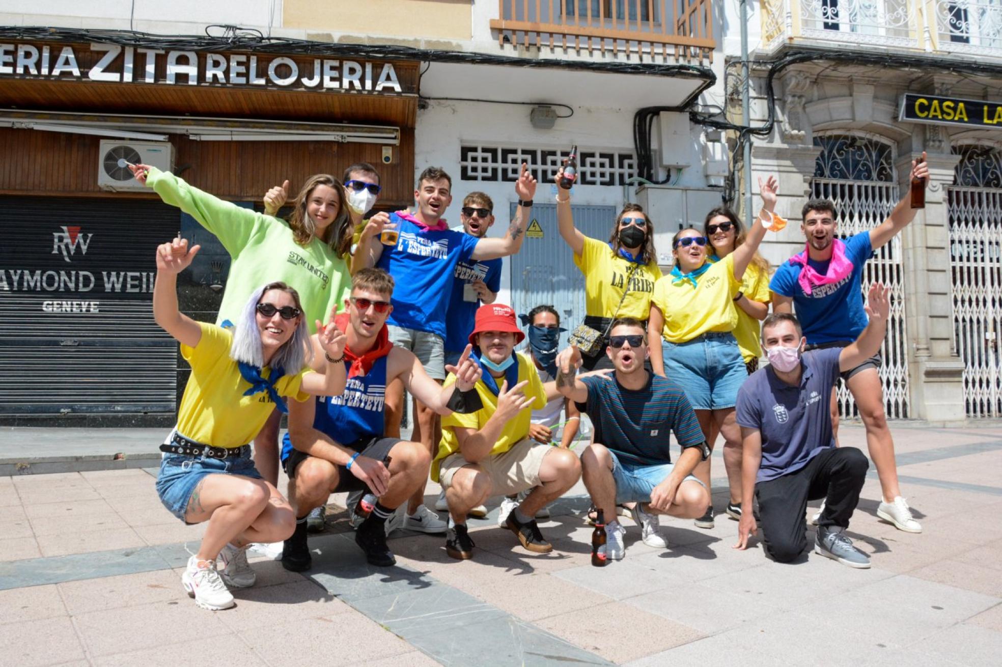  Los peñistas organizaron por su cuenta quedadas en el centro de Pravia para tomar el vermú y comer juntos. 