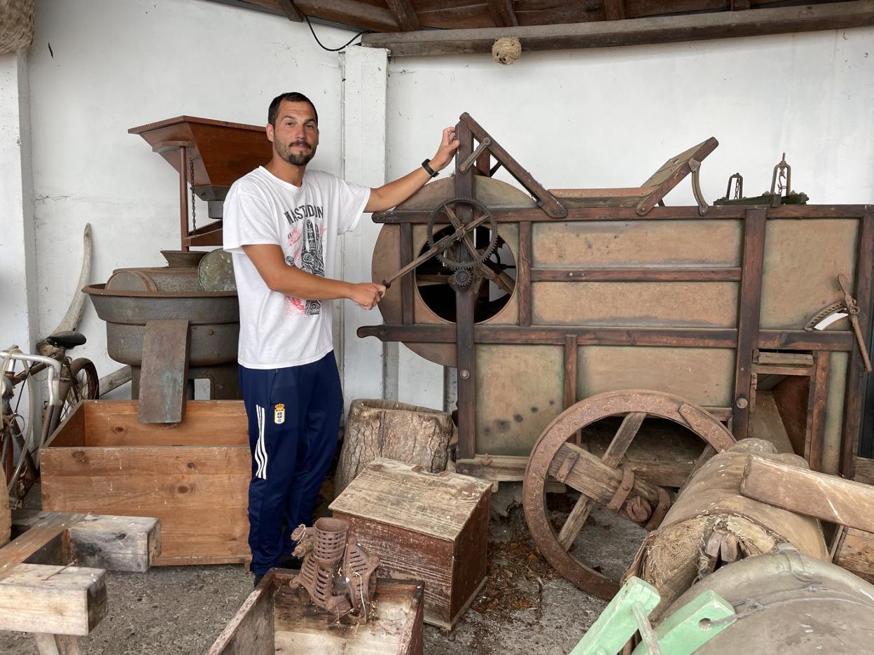 Ramón Fernández, con una aventadora para separar el grano de la paja. 