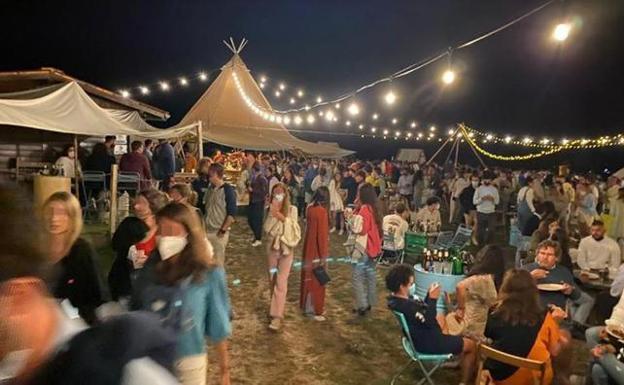 Aglomeración que tenía a medianoche el chiringuito de Caravia que los agentes clausuraron al localizar a doscientas personas entre las que no se cumplían las medidas de prevención. En vídeo, así estaba la playa de La Espasa el sábado por la noche.