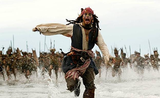 Imagen principal - Johnny Depp como Jack Sparrow en la saga 'Piratas del Caribe', junto a su exmujer Amber Heard y en el papel de Eduardo Manostijeras, su primera colaboración con el director Tim Burton. 