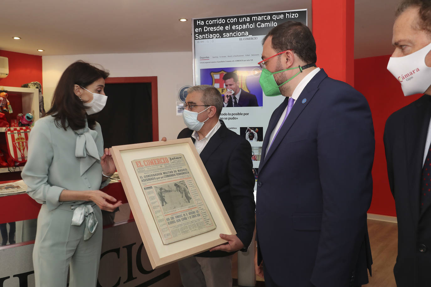 Marcelino Gutiérrez, con la portada, entre Llop y Barbón.