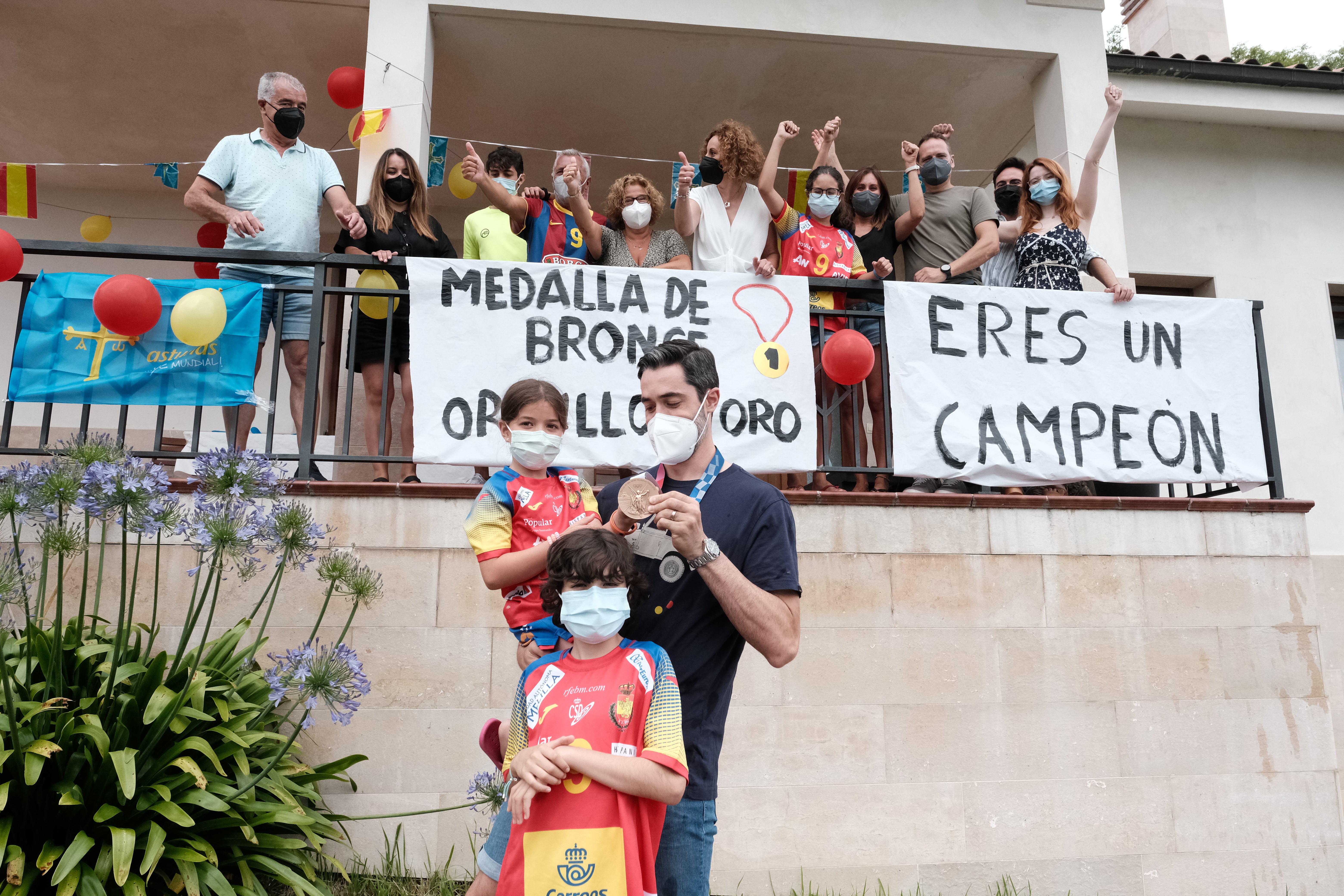 Raúl Entrerríos ha sido recibido esta mañana por su familia con una lluvia de confeti y numerosos abrazos. Una vuelta a casa a la altura del hito conseguido en Pekín: la medalla de bronce en balonmano, un deporte en el que los 'Hispanos' solo cayeron en semifinales y donde el gijonés colgó un último galón a su exitosa trayectoria.