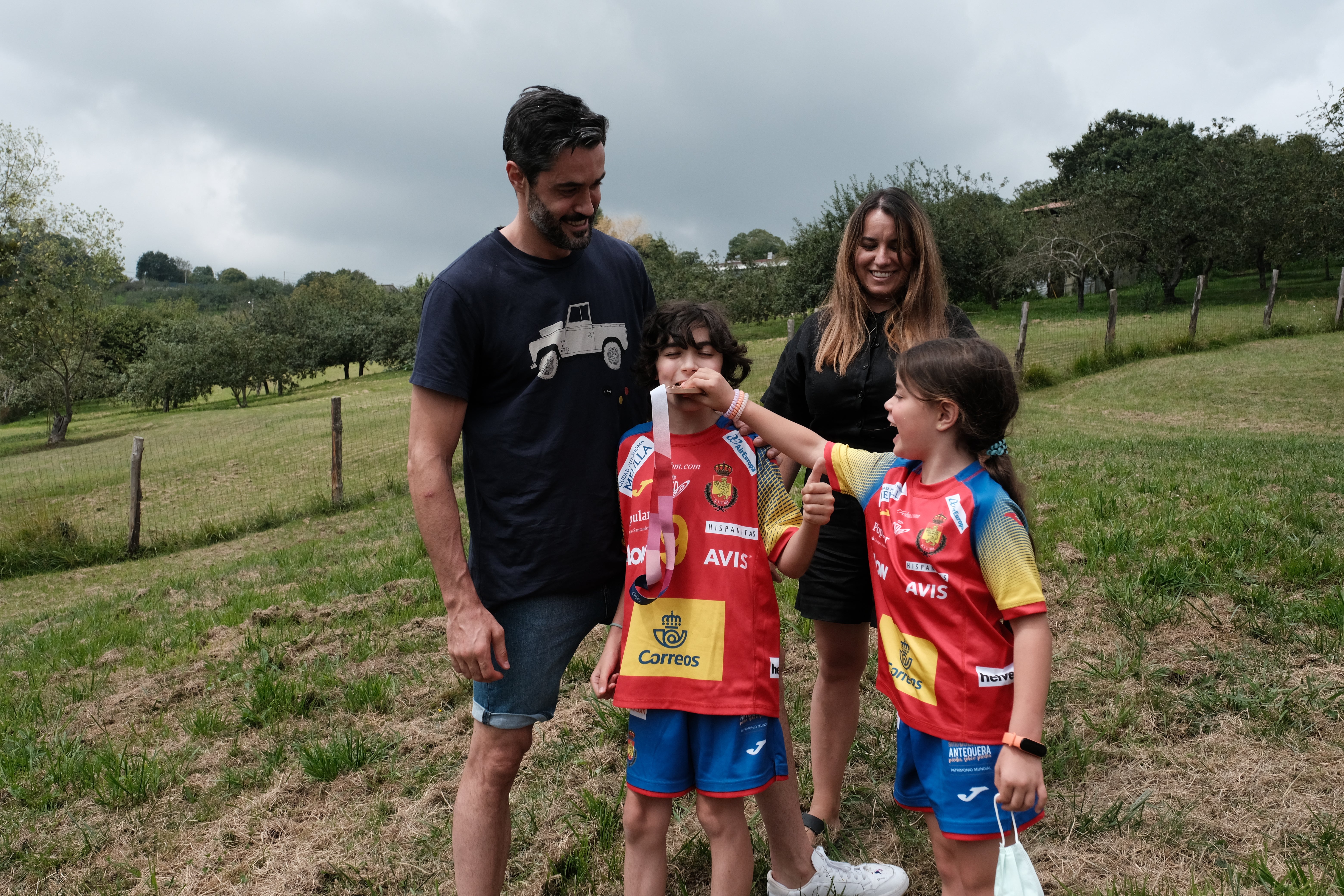 Raúl Entrerríos ha sido recibido esta mañana por su familia con una lluvia de confeti y numerosos abrazos. Una vuelta a casa a la altura del hito conseguido en Pekín: la medalla de bronce en balonmano, un deporte en el que los 'Hispanos' solo cayeron en semifinales y donde el gijonés colgó un último galón a su exitosa trayectoria.