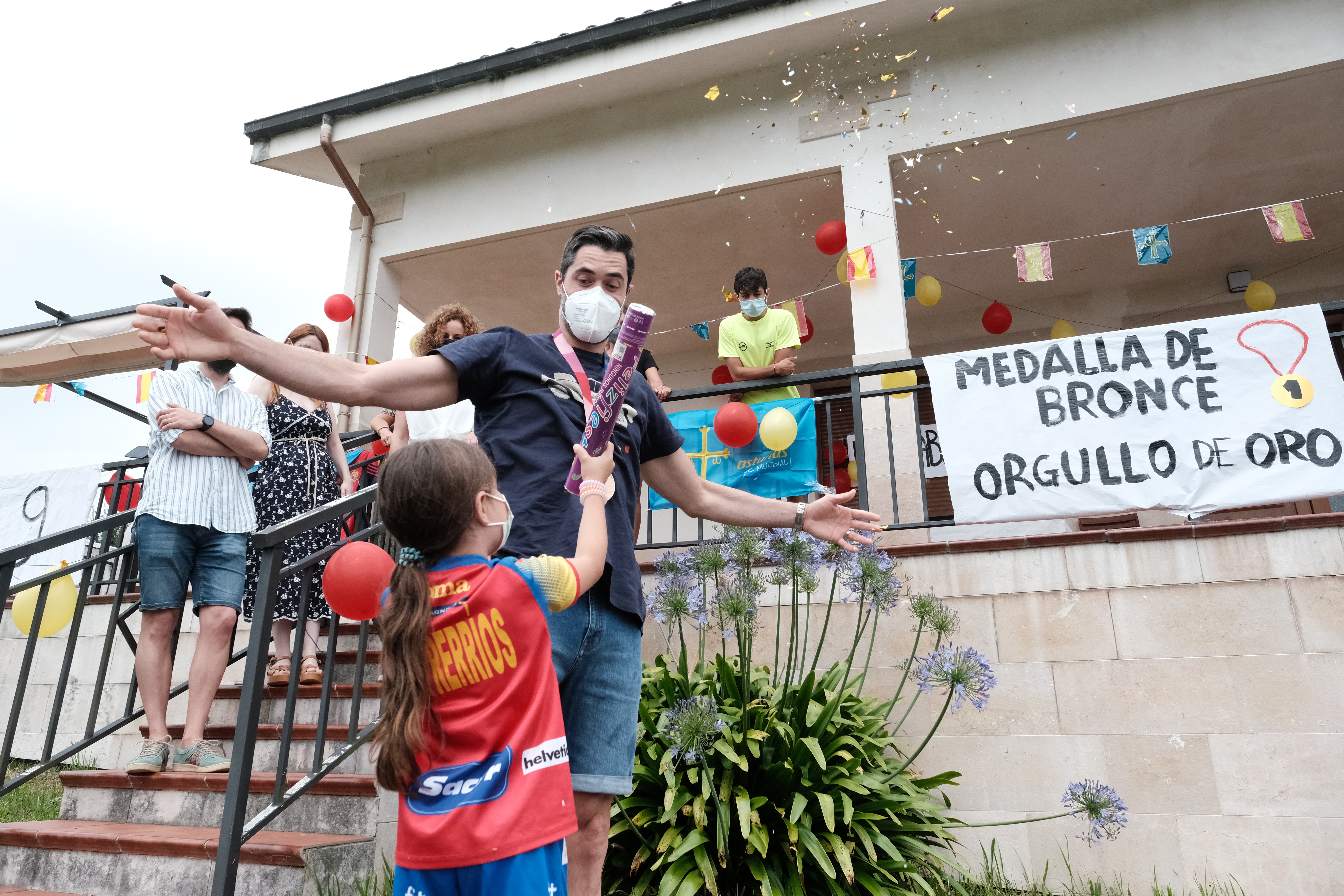 Raúl Entrerríos ha sido recibido esta mañana por su familia con una lluvia de confeti y numerosos abrazos. Una vuelta a casa a la altura del hito conseguido en Pekín: la medalla de bronce en balonmano, un deporte en el que los 'Hispanos' solo cayeron en semifinales y donde el gijonés colgó un último galón a su exitosa trayectoria.