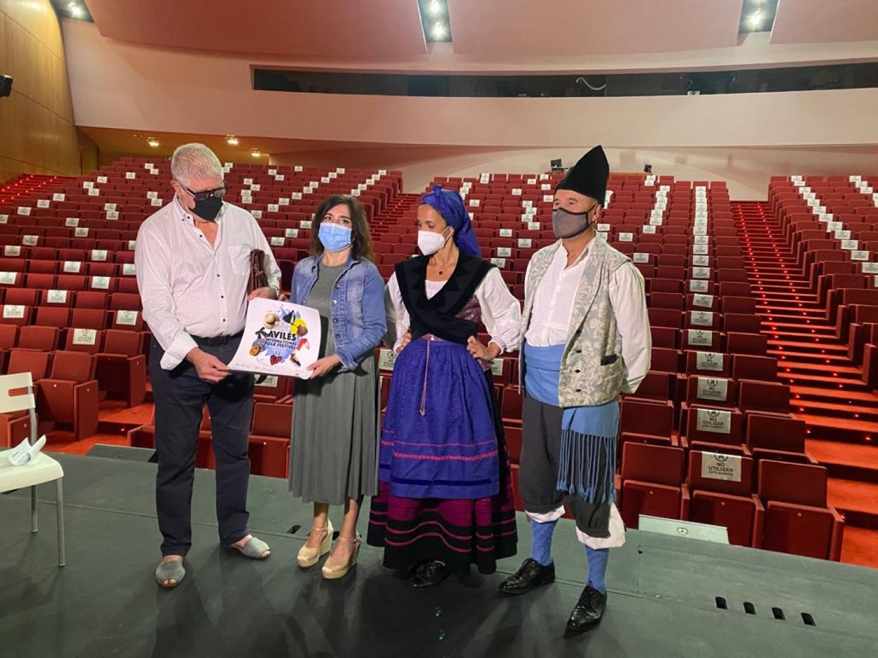 Yolanda Alonso, acompañada de Abelardo González y otros miembros de Sabugo, ¡Tente Firme!, ayer en el auditorio del Niemeyer. 