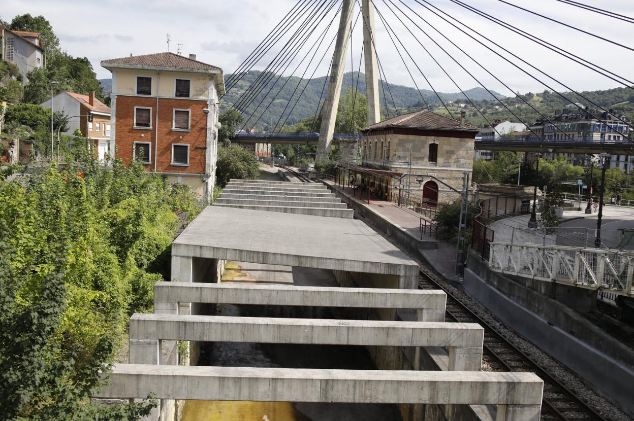 Entrada al túnel del soterramiento ferroviario de Langreo. 