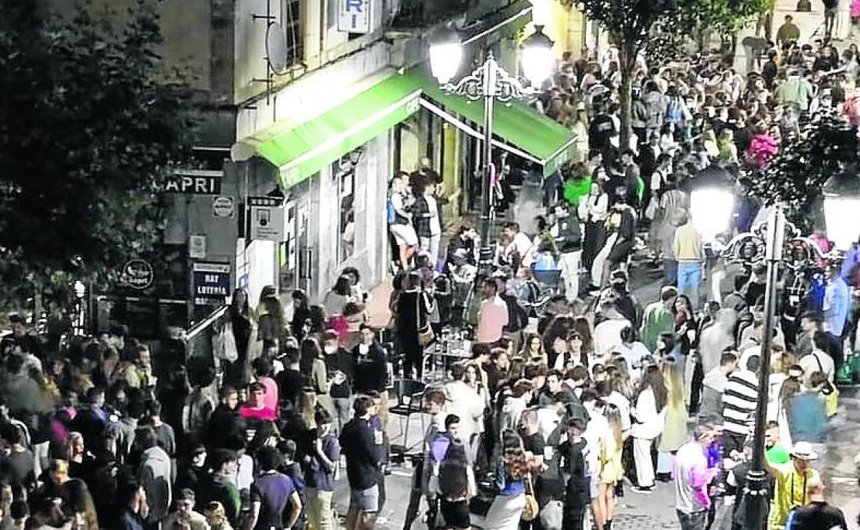 Una calle de Llanes el pasado fin de semana llena de gente.