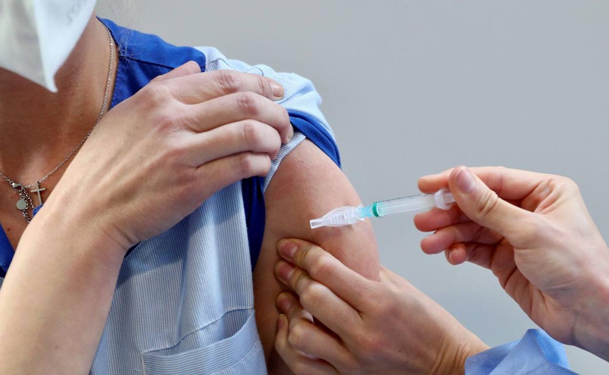 Una sanitaria recibe una de las dos dosis de la vacuna, en enero de este año.