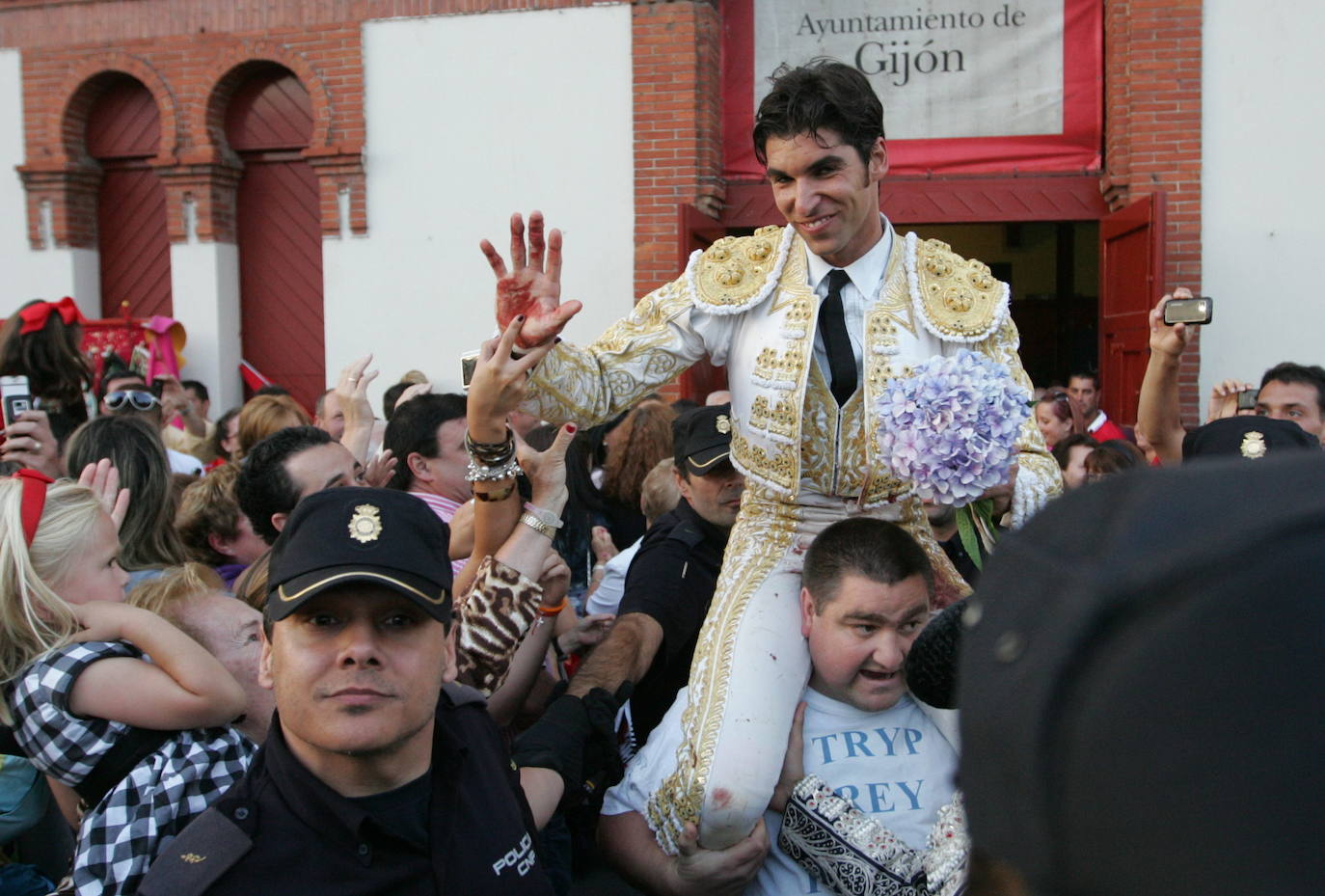 Desde Curro Romero hasta Jesulín, pasando por José Tomás, Espartaco y Jesulín. Un repaso por las imágenes más gloriosas de los toros de Gijón, uno de los mejores espectáculos del norte de España.