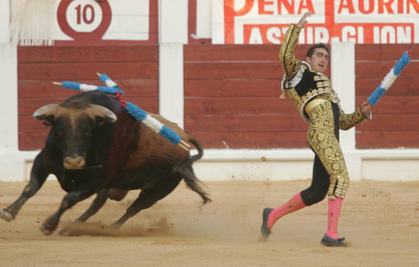 Desde Curro Romero hasta Jesulín, pasando por José Tomás, Espartaco y Jesulín. Un repaso por las imágenes más gloriosas de los toros de Gijón, uno de los mejores espectáculos del norte de España.