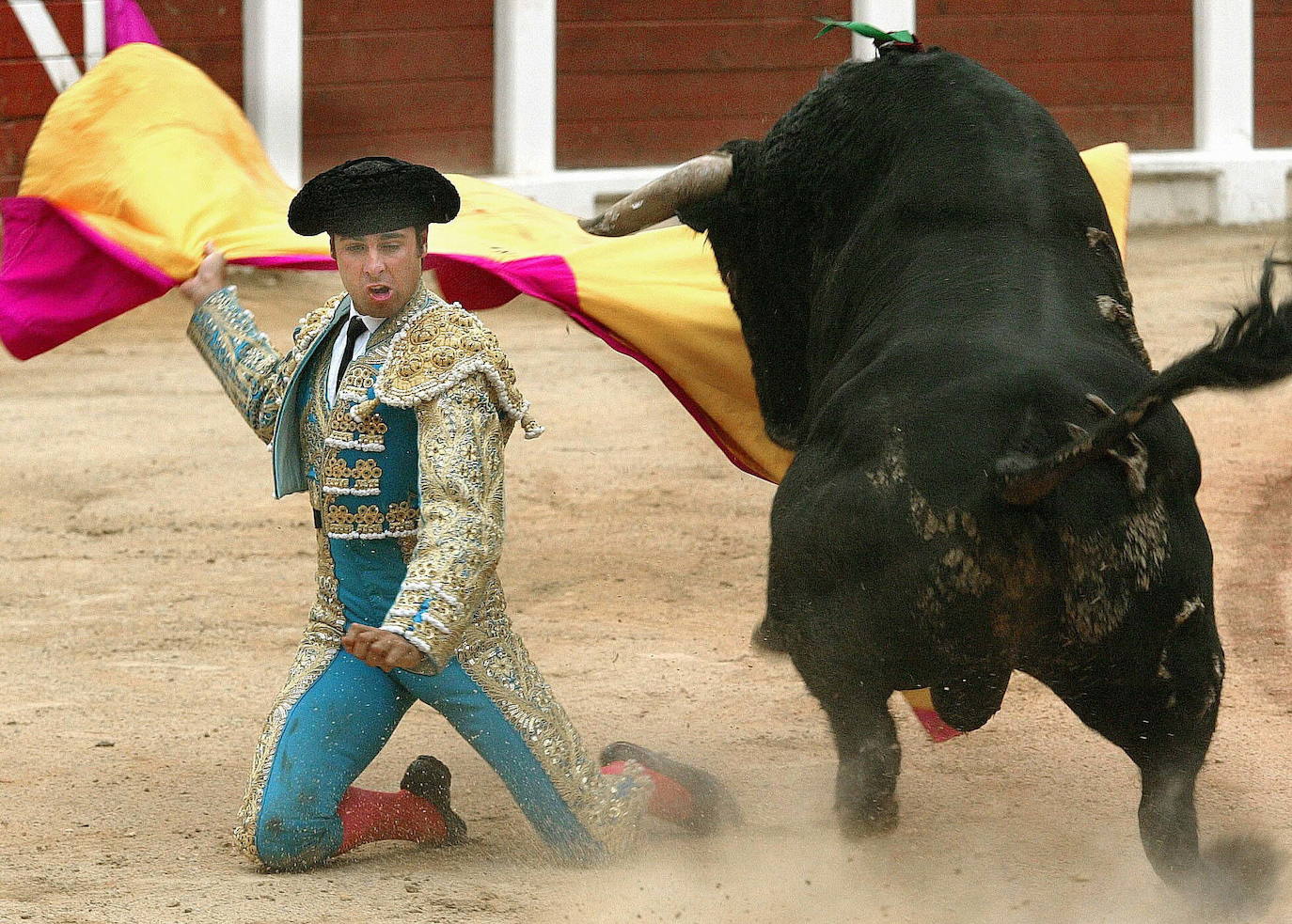 Desde Curro Romero hasta Jesulín, pasando por José Tomás, Espartaco y Jesulín. Un repaso por las imágenes más gloriosas de los toros de Gijón, uno de los mejores espectáculos del norte de España.