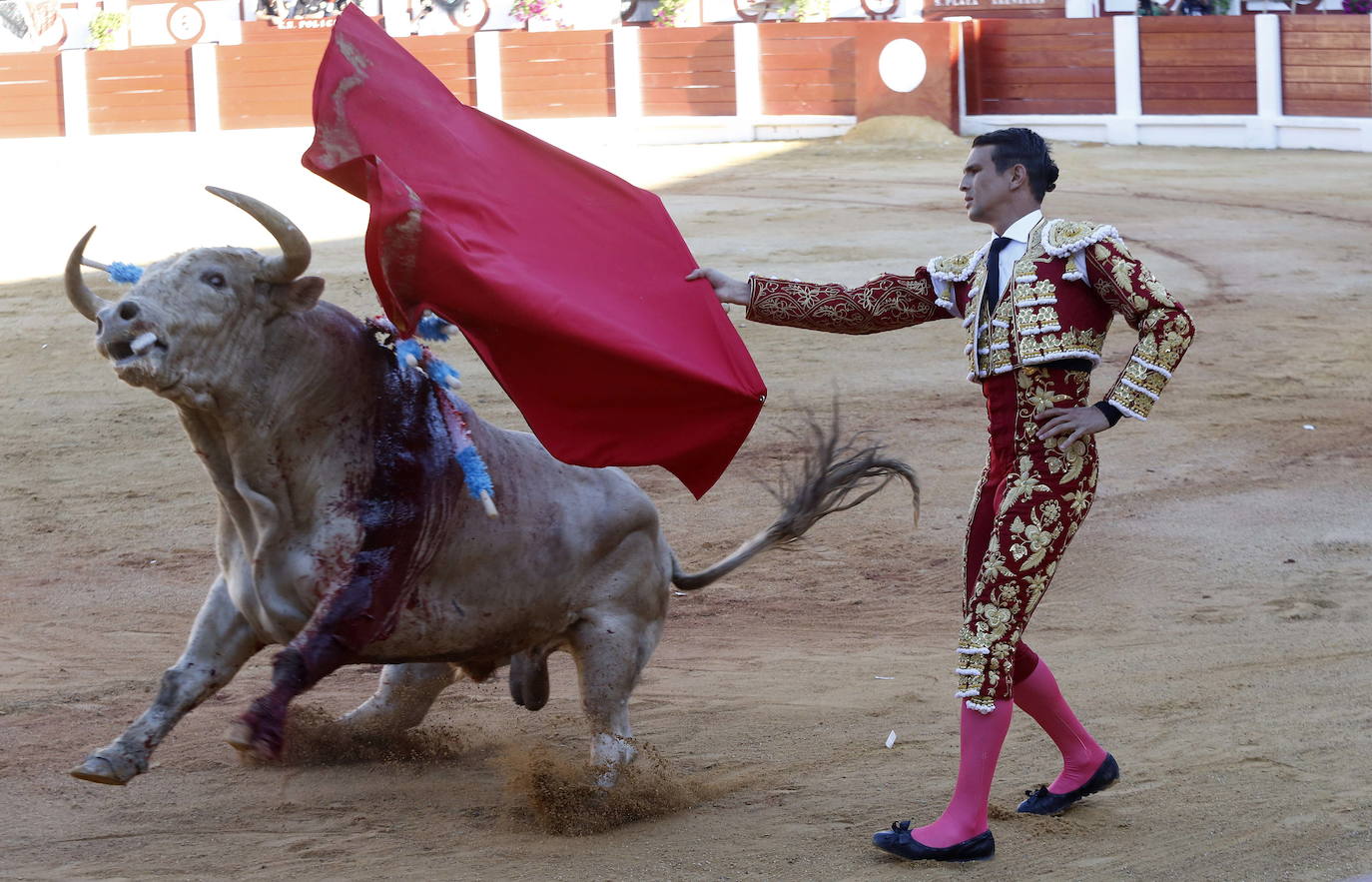 Desde Curro Romero hasta Jesulín, pasando por José Tomás, Espartaco y Jesulín. Un repaso por las imágenes más gloriosas de los toros de Gijón, uno de los mejores espectáculos del norte de España.