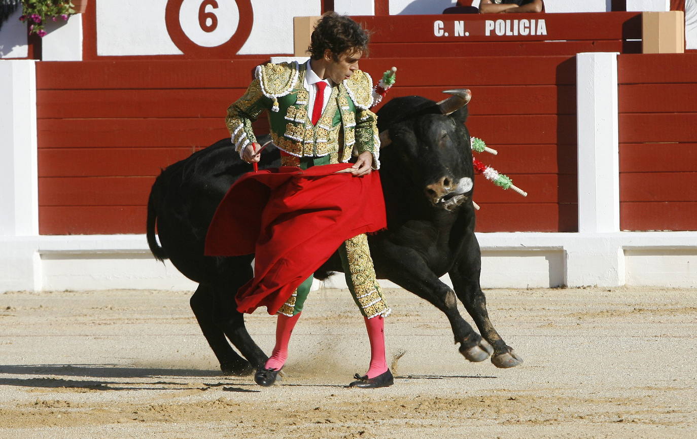 Desde Curro Romero hasta Jesulín, pasando por José Tomás, Espartaco y Jesulín. Un repaso por las imágenes más gloriosas de los toros de Gijón, uno de los mejores espectáculos del norte de España.