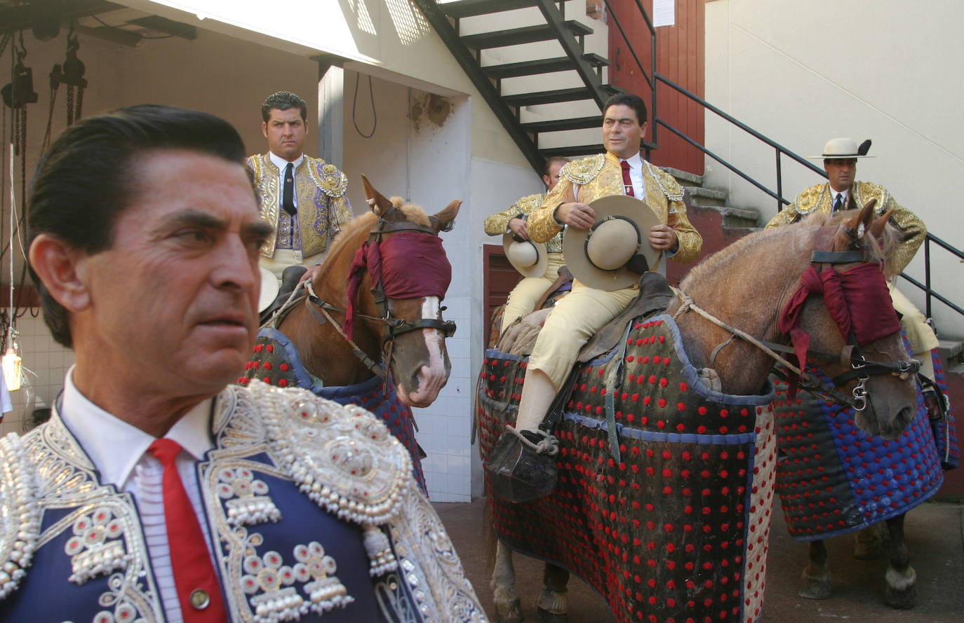 Desde Curro Romero hasta Jesulín, pasando por José Tomás, Espartaco y Jesulín. Un repaso por las imágenes más gloriosas de los toros de Gijón, uno de los mejores espectáculos del norte de España.