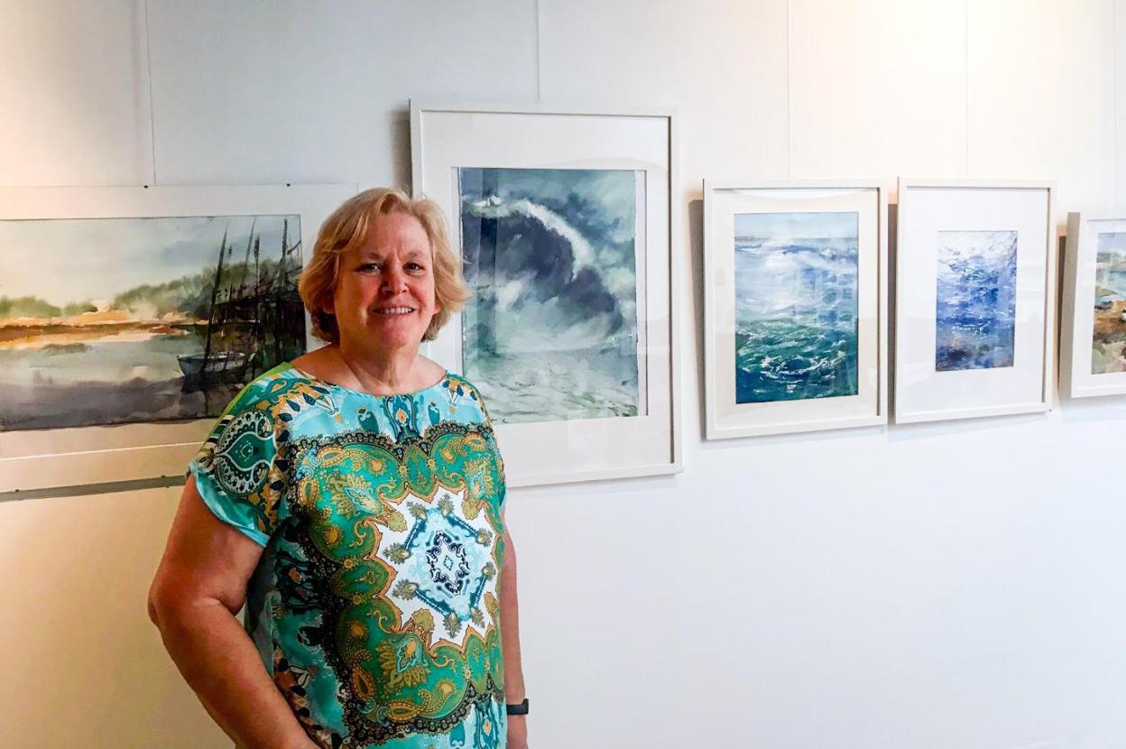 Mariam Martínez-Caro frente a sus pinturas en la Casa de Cultura. 