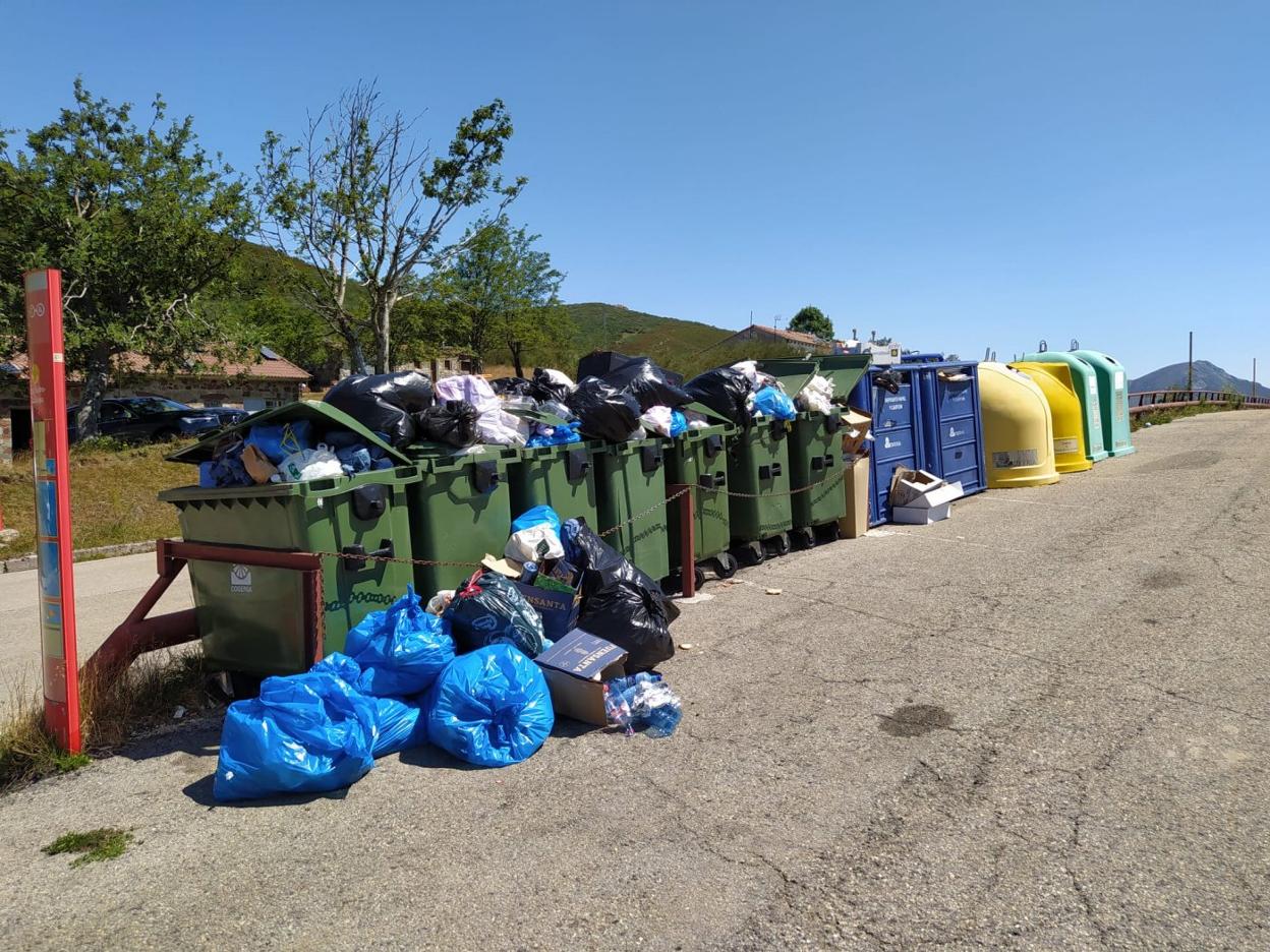 Basura acumulada en la urbanización de La Raya. 