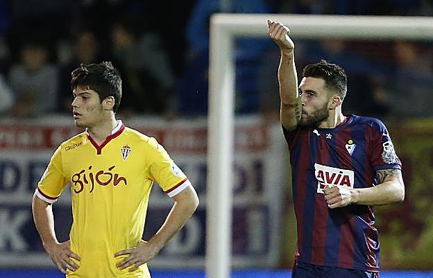 El delantero Borja Bastón se acerca al conjunto azul