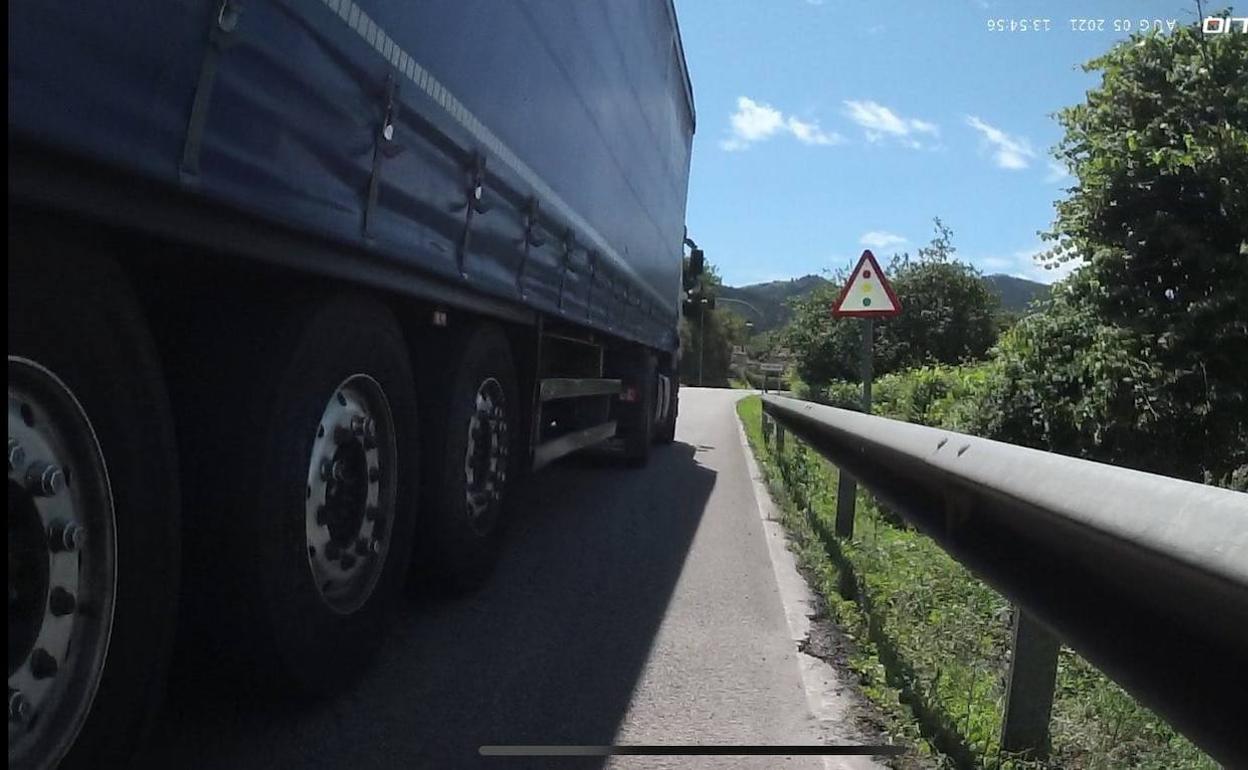 Sancionan a un camionero por adelantar a un ciclista «poniendo en riesgo su seguridad»