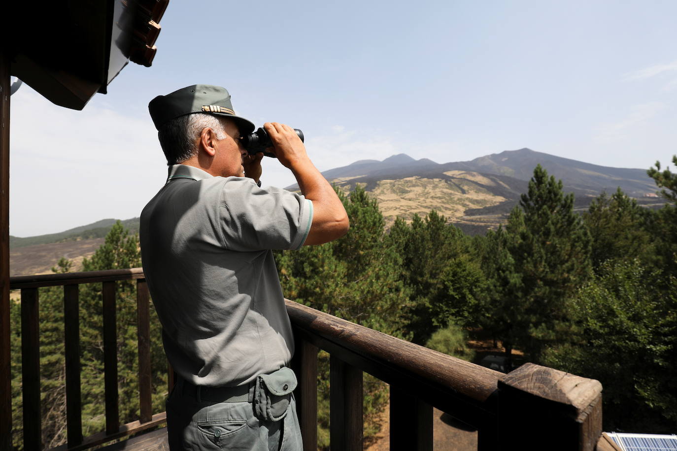 Operarios cavando pozas para evitar eventuales fuegos, guardias oteando a través de sus prismáticos conatos de incendios y mucho calor, especialmente en las ciudades. La ola de calor Lucifer, que ha traído consigo las que probablemente han sido las temperaturas más elevadas de Europa desde que existen registros, ha dejado en Sicilia el cronómetro próximo a los 50º. En concreto, han sido 48,8º, reguistrados el miércoles en Siracusa, en el sur de la isla. La marca anterior era de 1977, en Atenas.