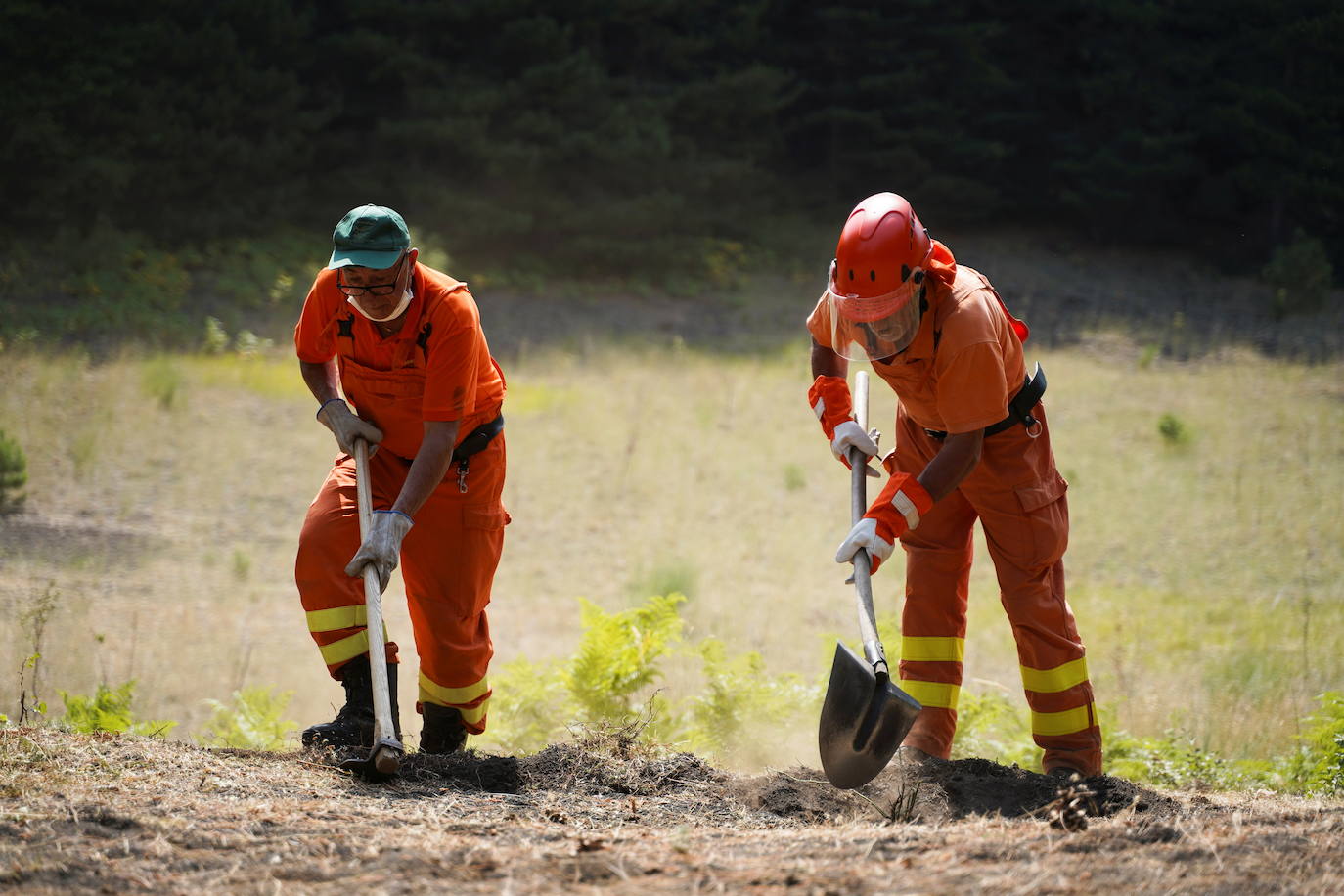 Operarios cavando pozas para evitar eventuales fuegos, guardias oteando a través de sus prismáticos conatos de incendios y mucho calor, especialmente en las ciudades. La ola de calor Lucifer, que ha traído consigo las que probablemente han sido las temperaturas más elevadas de Europa desde que existen registros, ha dejado en Sicilia el cronómetro próximo a los 50º. En concreto, han sido 48,8º, reguistrados el miércoles en Siracusa, en el sur de la isla. La marca anterior era de 1977, en Atenas.