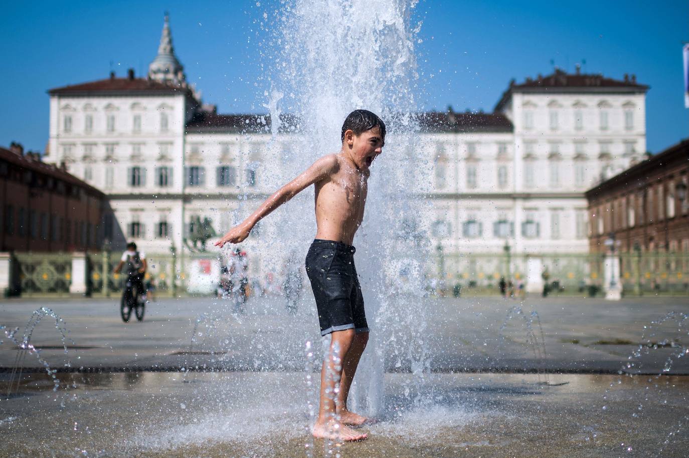 Operarios cavando pozas para evitar eventuales fuegos, guardias oteando a través de sus prismáticos conatos de incendios y mucho calor, especialmente en las ciudades. La ola de calor Lucifer, que ha traído consigo las que probablemente han sido las temperaturas más elevadas de Europa desde que existen registros, ha dejado en Sicilia el cronómetro próximo a los 50º. En concreto, han sido 48,8º, reguistrados el miércoles en Siracusa, en el sur de la isla. La marca anterior era de 1977, en Atenas.